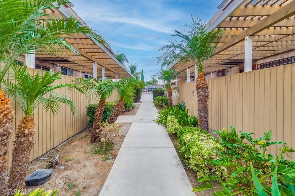 Hawaiian Gardens, CA 90716,21607 Juan #39