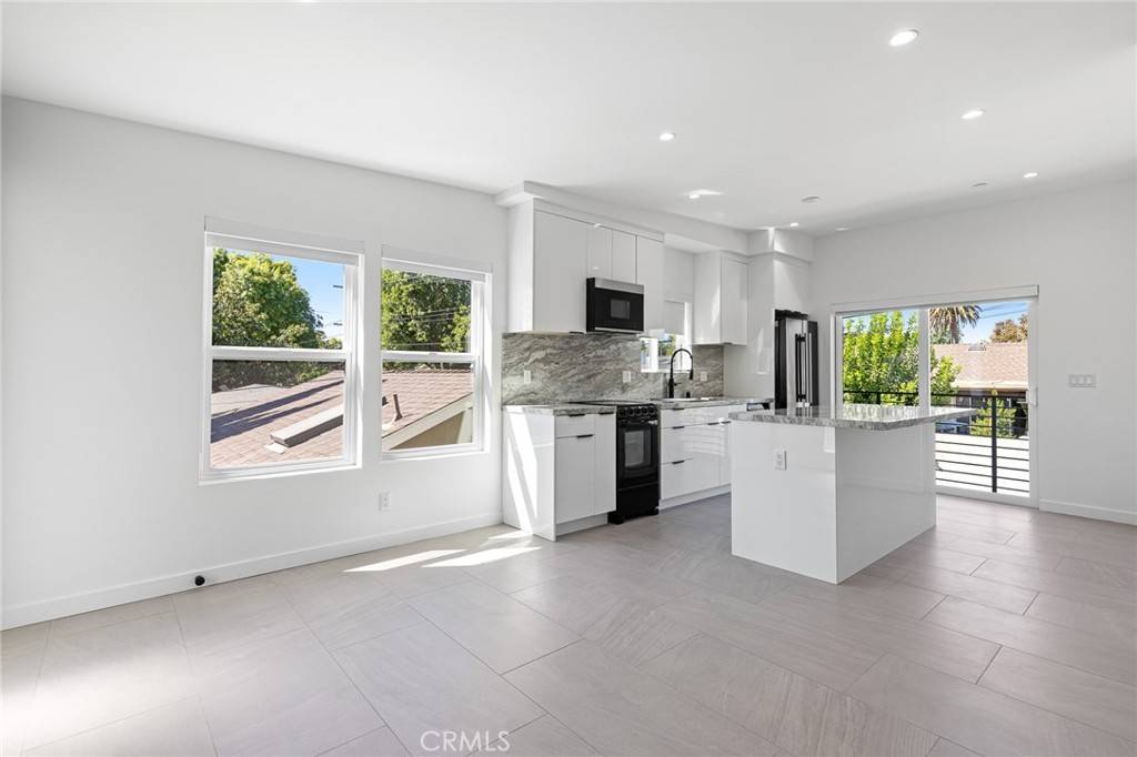West Hills, CA 91307,6443 1/2 Woodlake #1/2