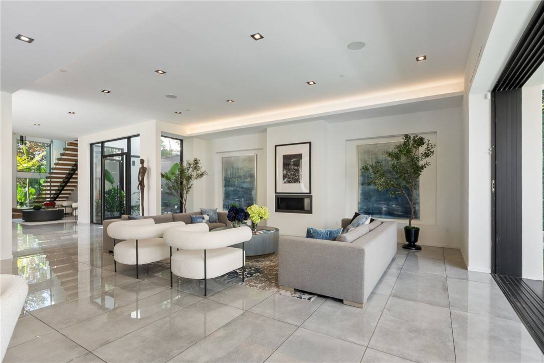 Los Angeles, CA 90038,816 N Sycamore