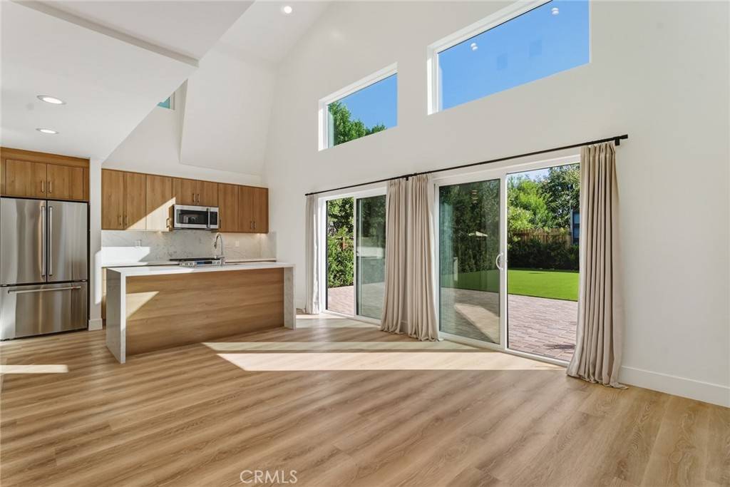 Woodland Hills, CA 91367,6200 Woodlake AVE