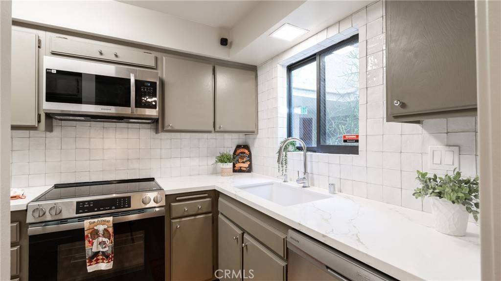 Hollywood, CA 90068,1900 Vine #214