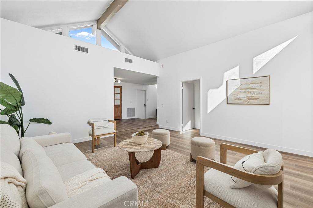 Chatsworth, CA 91311,21108 Mayall