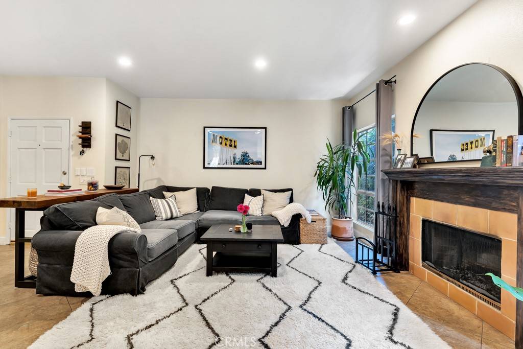 Toluca Lake, CA 91602,4444 Moorpark WAY #201