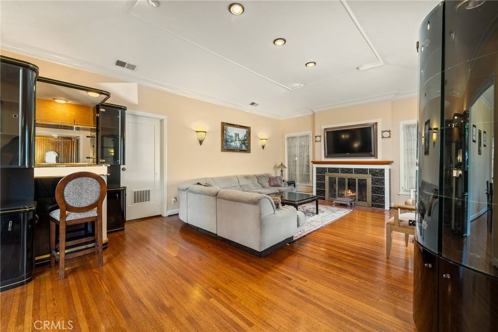 Beverly Hills, CA 90211,233 S Swall DR