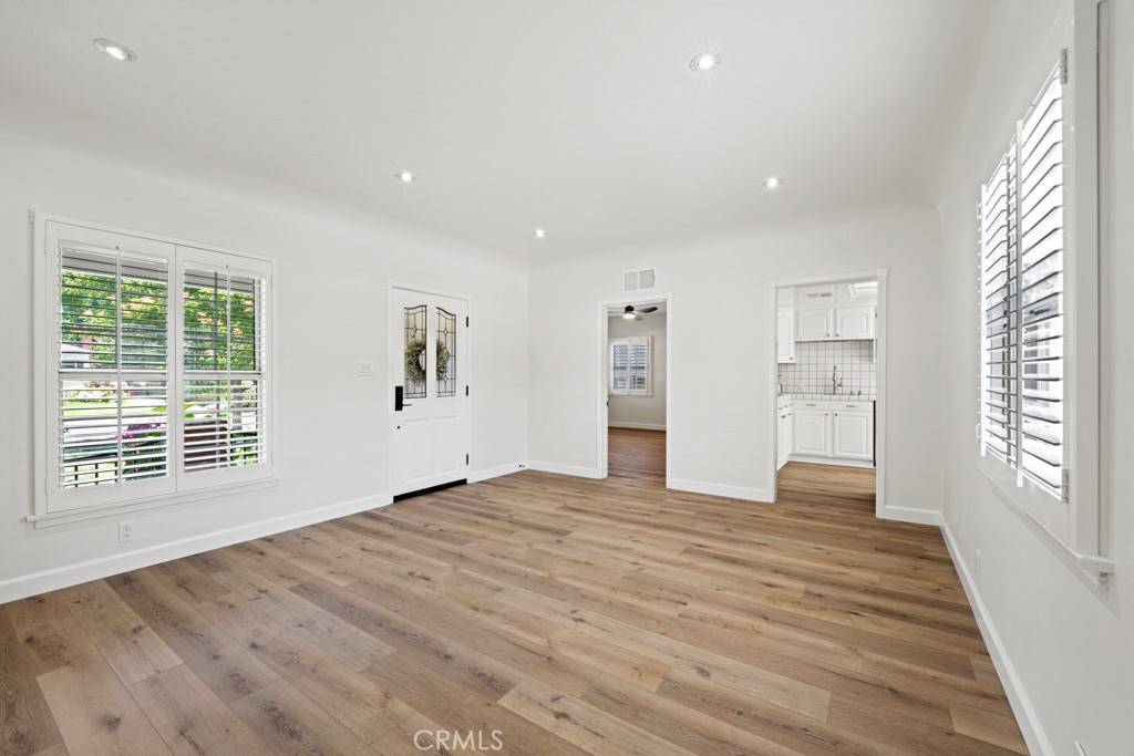 Burbank, CA 91506,731 N Beachwood DR