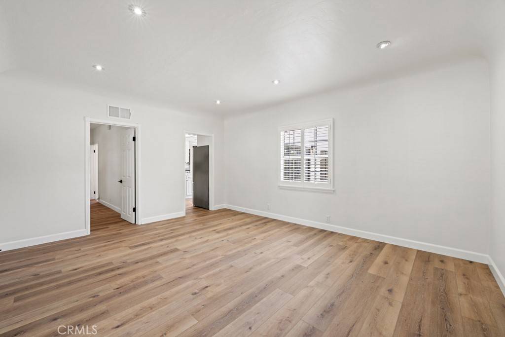 Burbank, CA 91506,731 N Beachwood DR