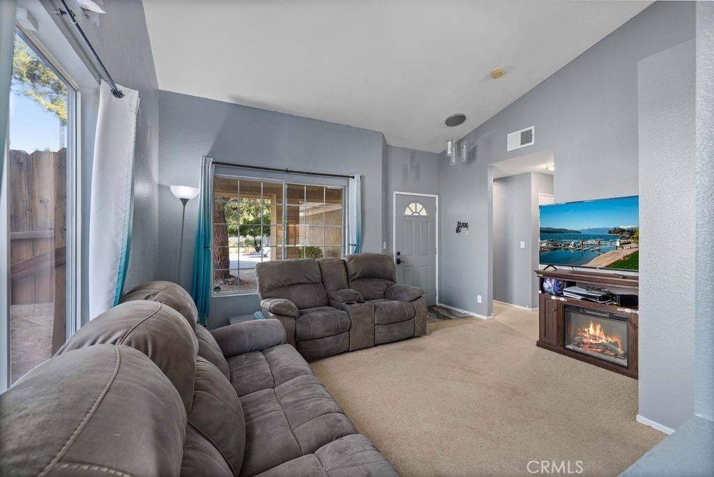 Lancaster, CA 93535,43527 Grange ST