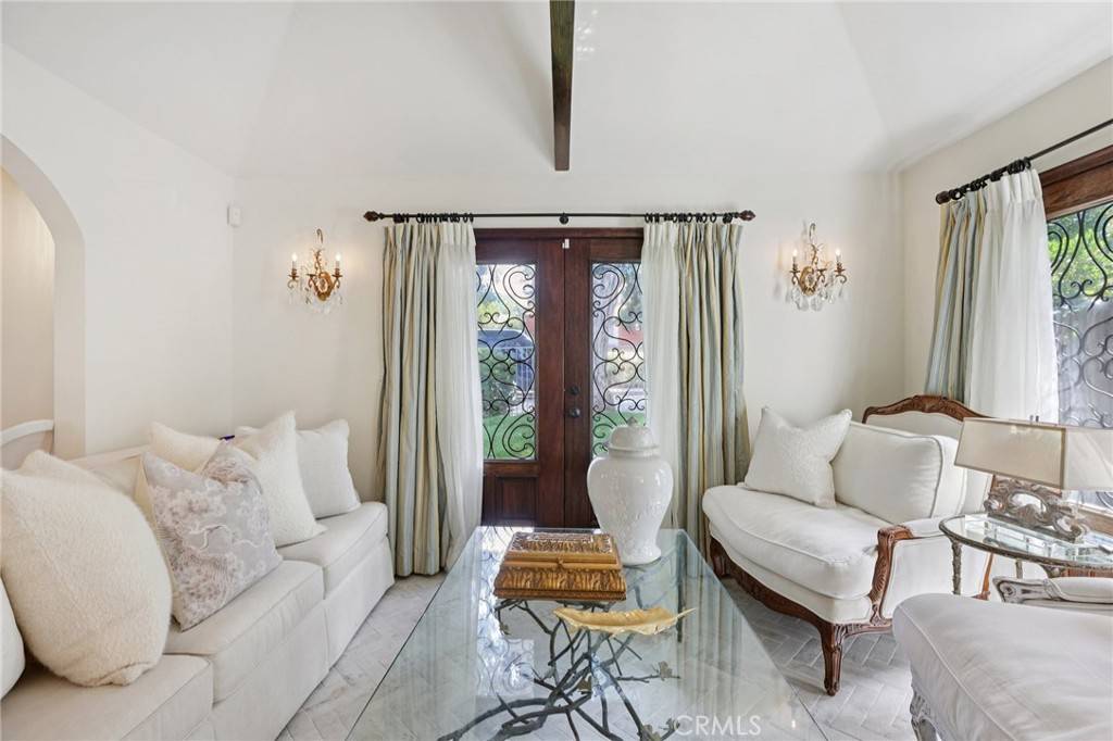 Woodland Hills, CA 91364,22015 Independencia ST