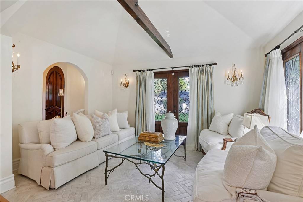 Woodland Hills, CA 91364,22015 Independencia ST