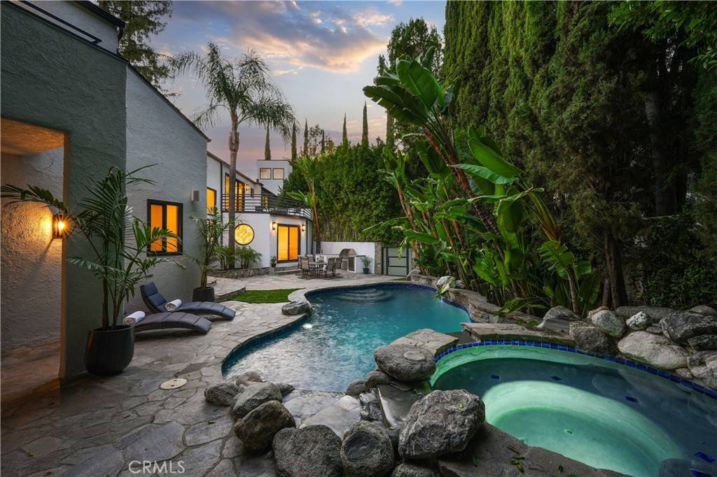 Woodland Hills, CA 91367,23248 Canzonet