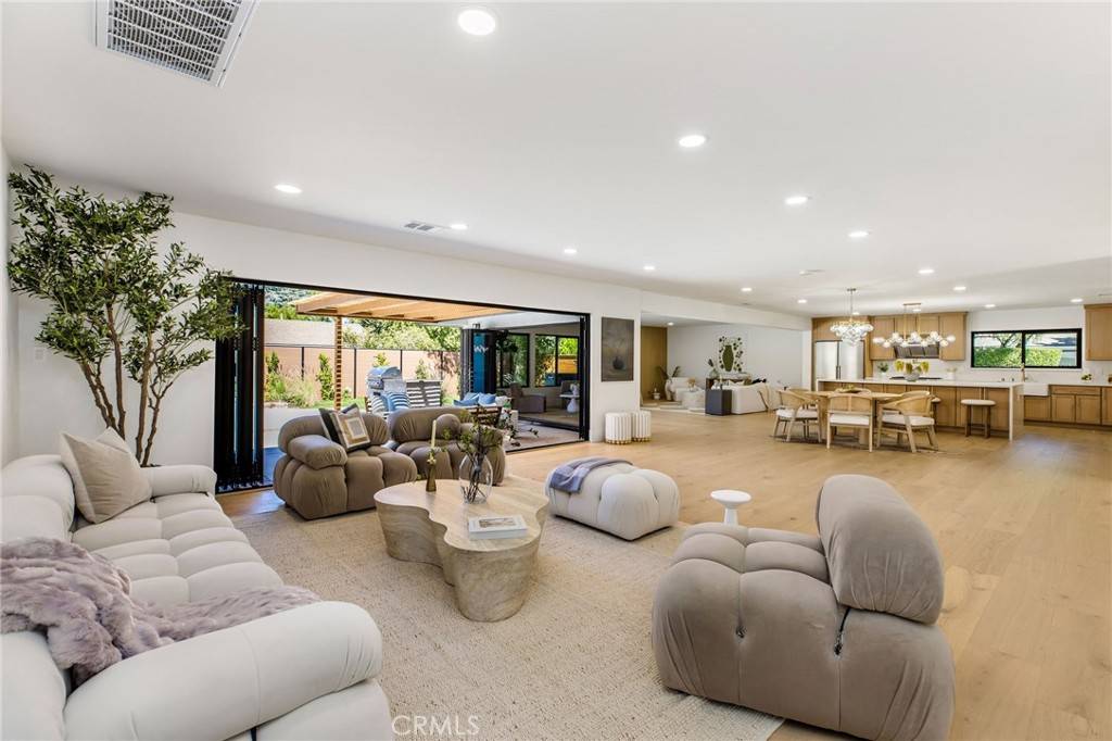 Encino, CA 91316,17601 McCormick ST