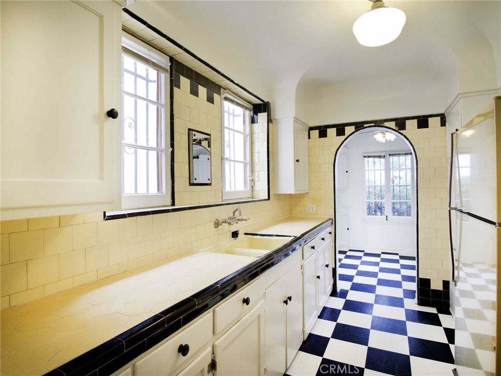 Los Angeles, CA 90035,1055 S Crescent Heights BLVD