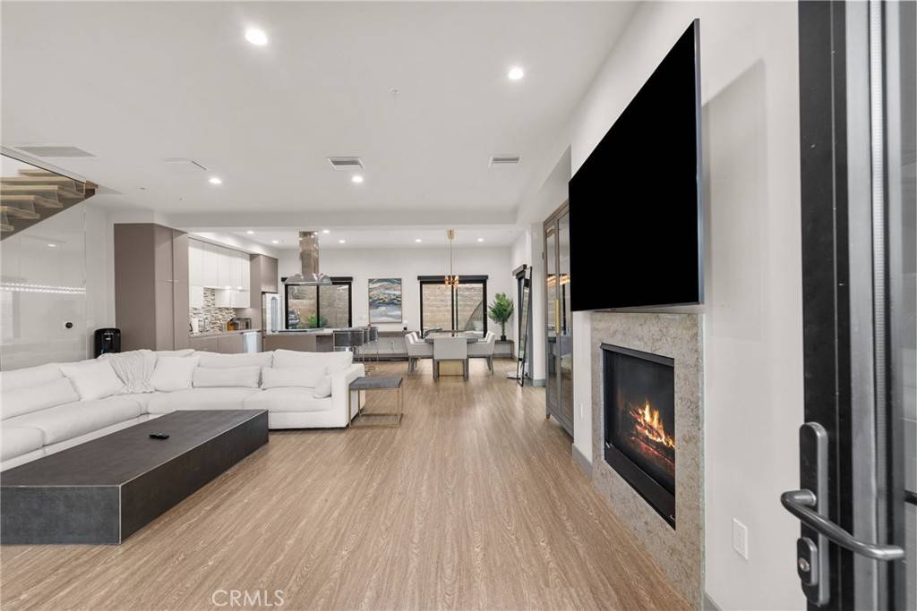 Tarzana, CA 91356,18703 Redwing ST