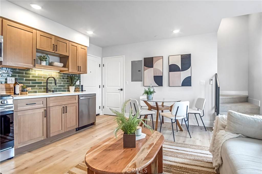 Los Angeles, CA 90047,10035 S Western AVE #102