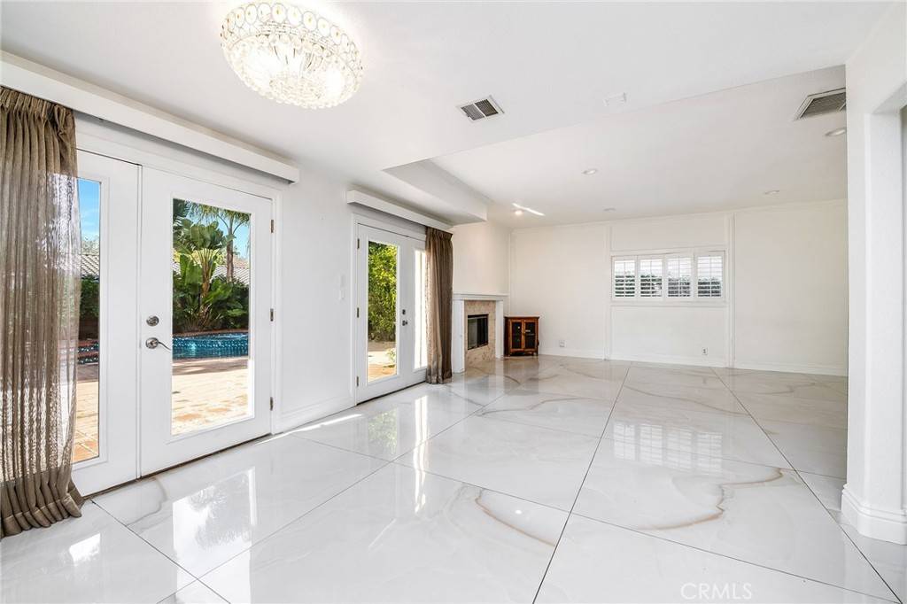 Tarzana, CA 91356,19314 Yolie