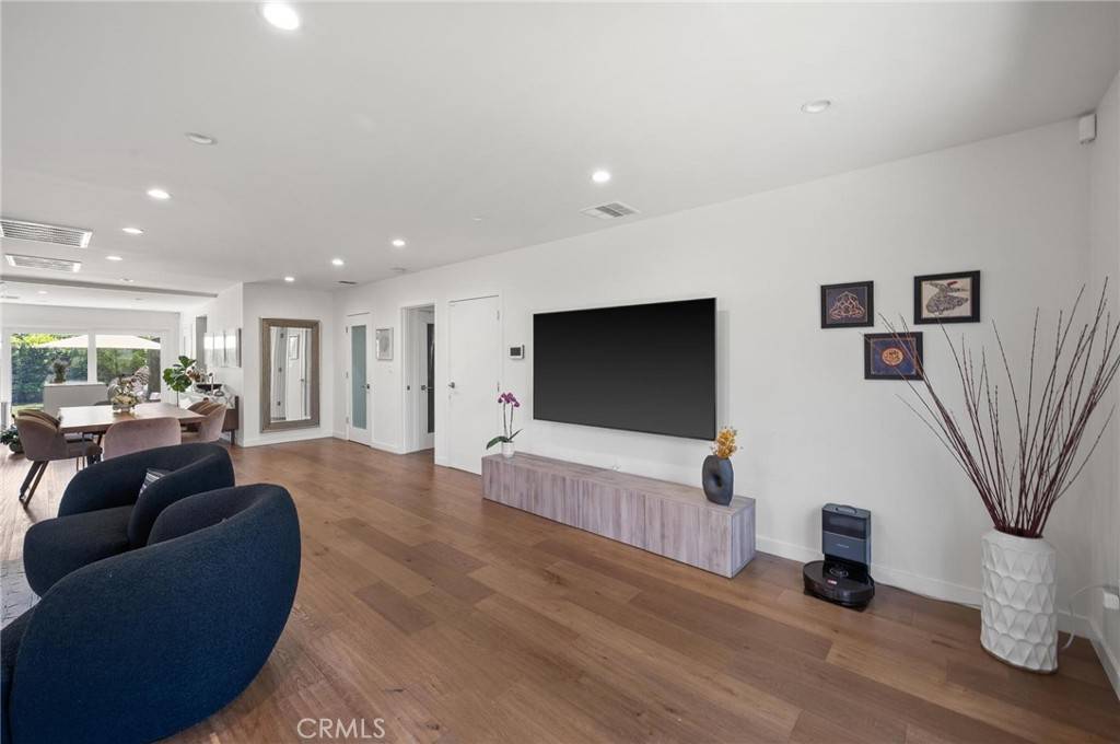 Encino, CA 91316,17642 Calvert ST