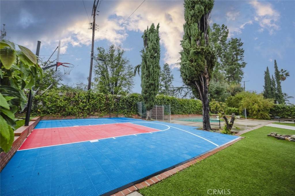 Woodland Hills, CA 91367,5817 Lockhurst DR