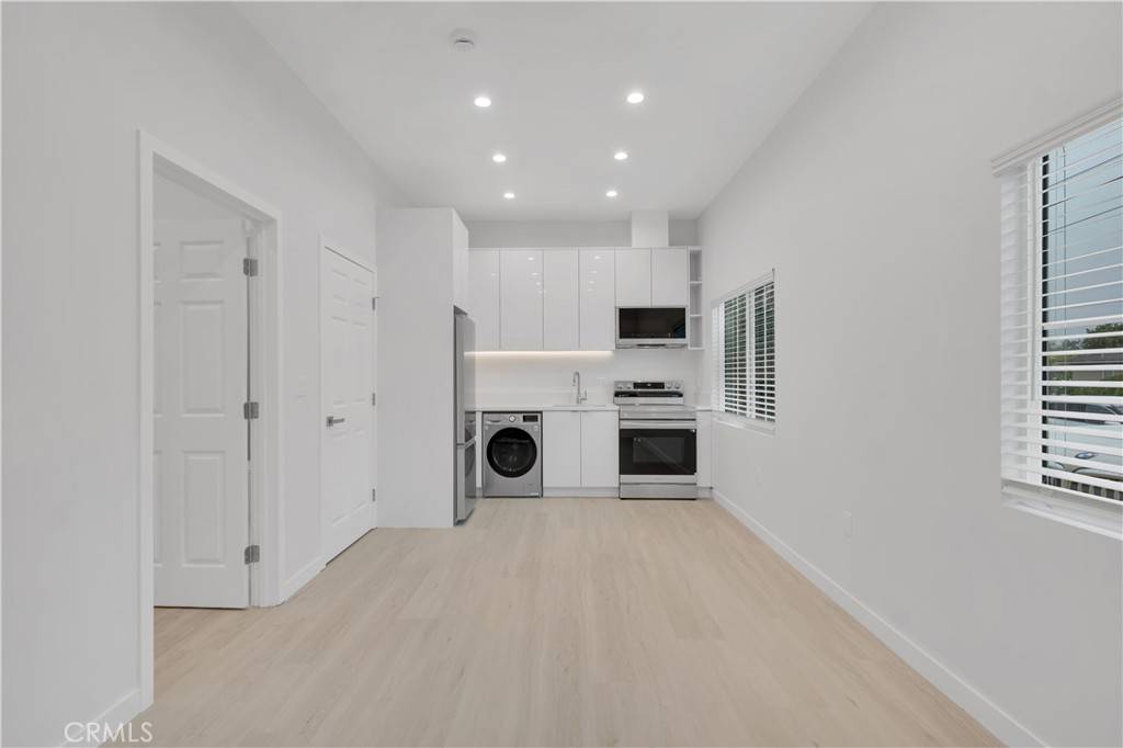 Woodland Hills, CA 91367,23806 Calvert