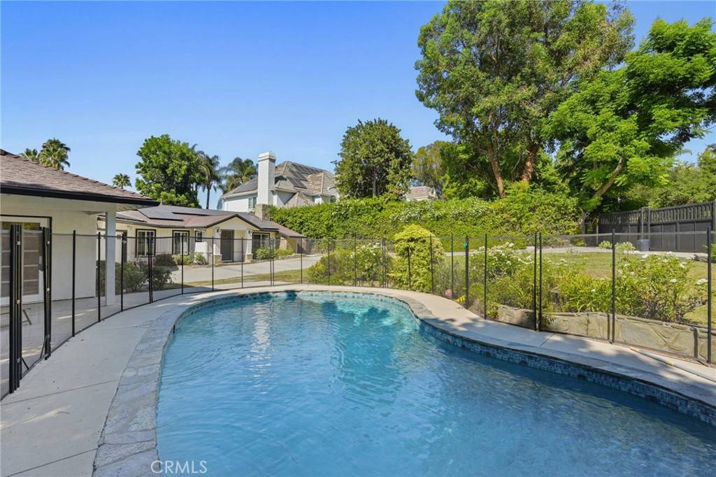 Tarzana, CA 91356,18433 Tarzana DR