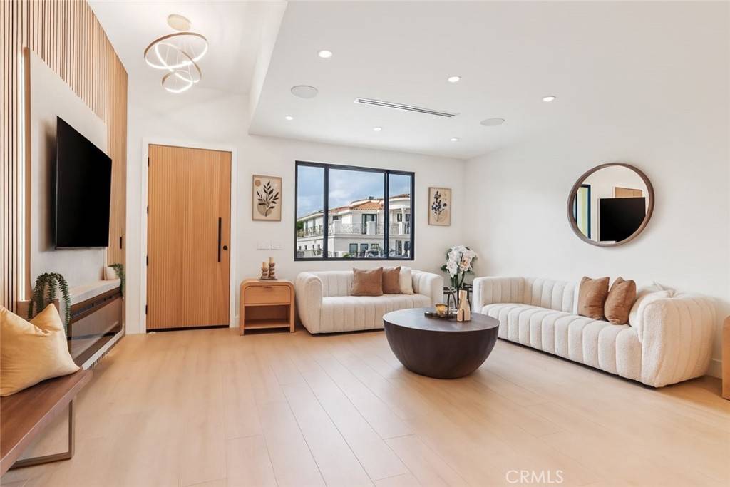 North Hollywood, CA 91605,8006 Lloyd AVE