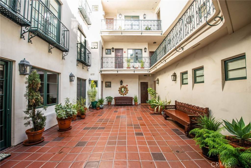 Beverly Hills, CA 90212,558 Hillgreen DR #207