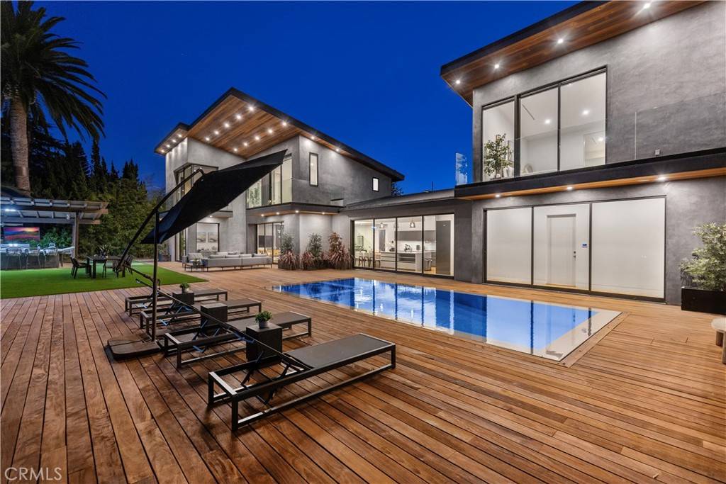 Tarzana, CA 91356,18296 Karen DR