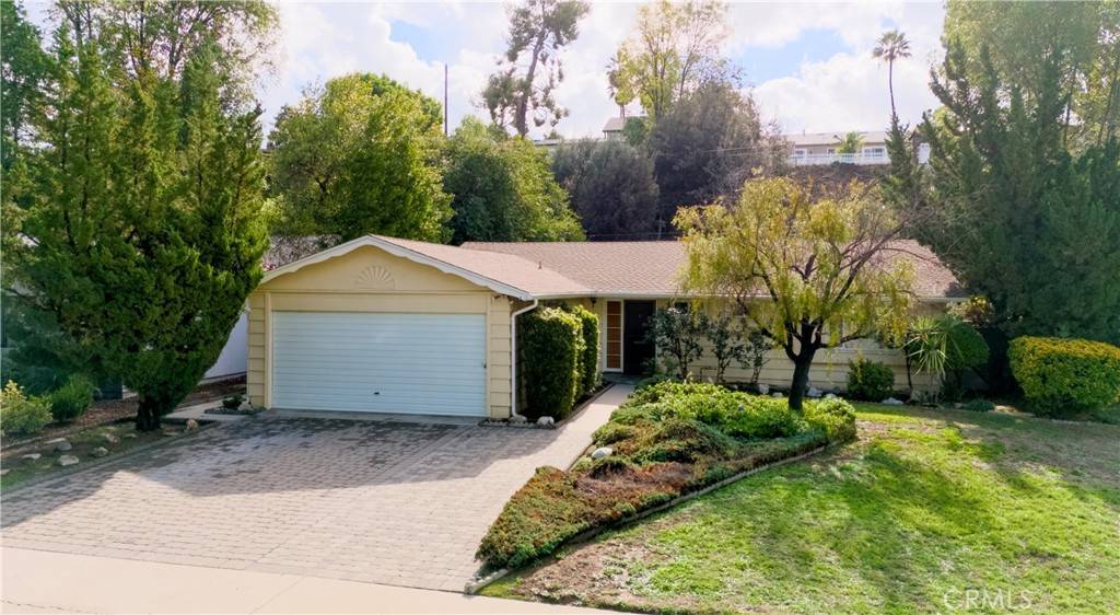 Woodland Hills, CA 91367,23524 Styles