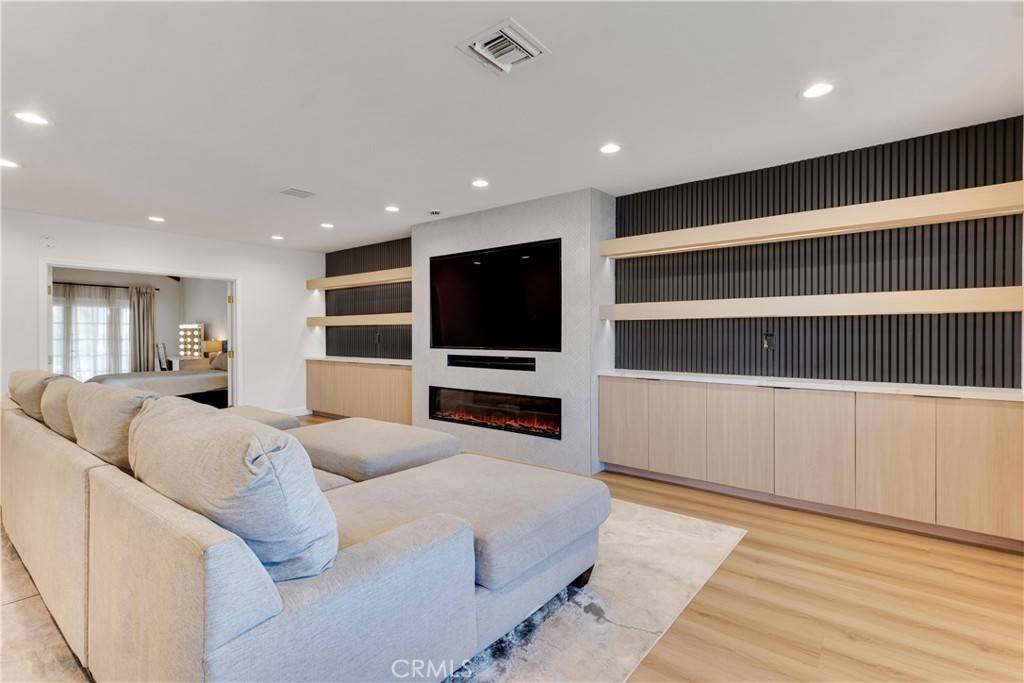 North Hollywood, CA 91606,6229 Klump AVE