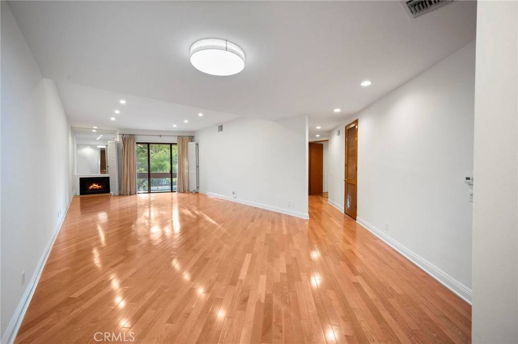 Los Angeles, CA 90049,750 S Bundy #108