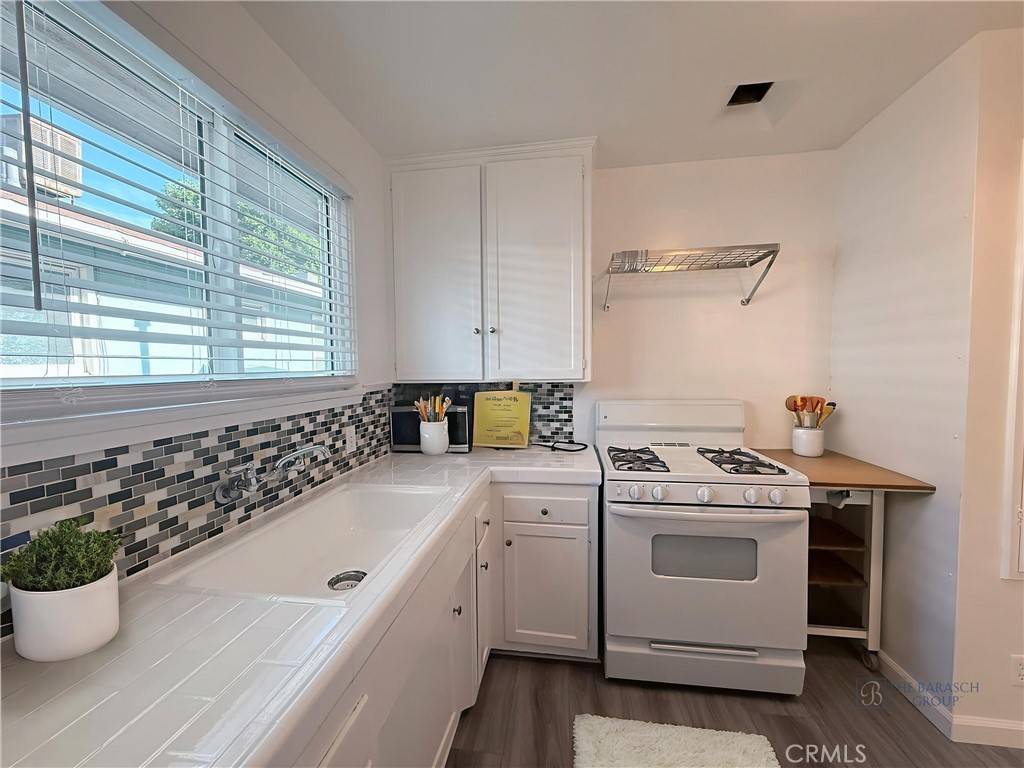 Burbank, CA 91505,504 N Hollywood