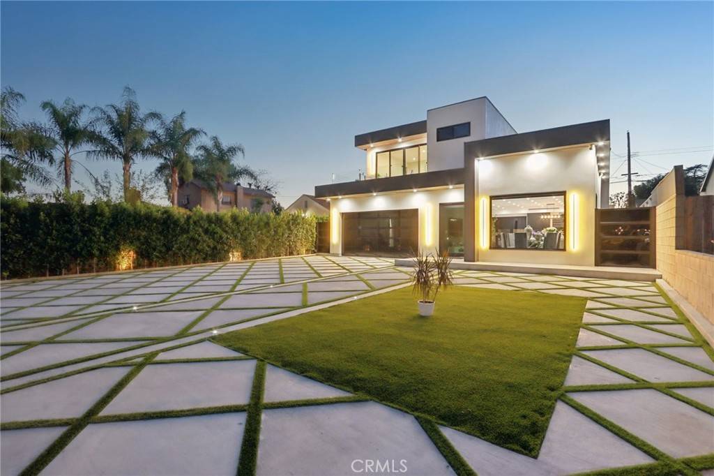 Burbank, CA 91504,2227 N Lamer ST