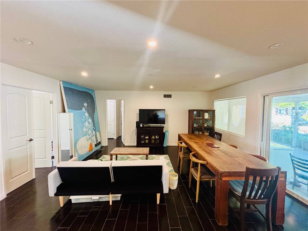 Woodland Hills, CA 91367,23813 Calvert