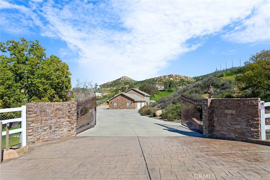 Lake Mathews, CA 92570,22010 Lake Mathews DR
