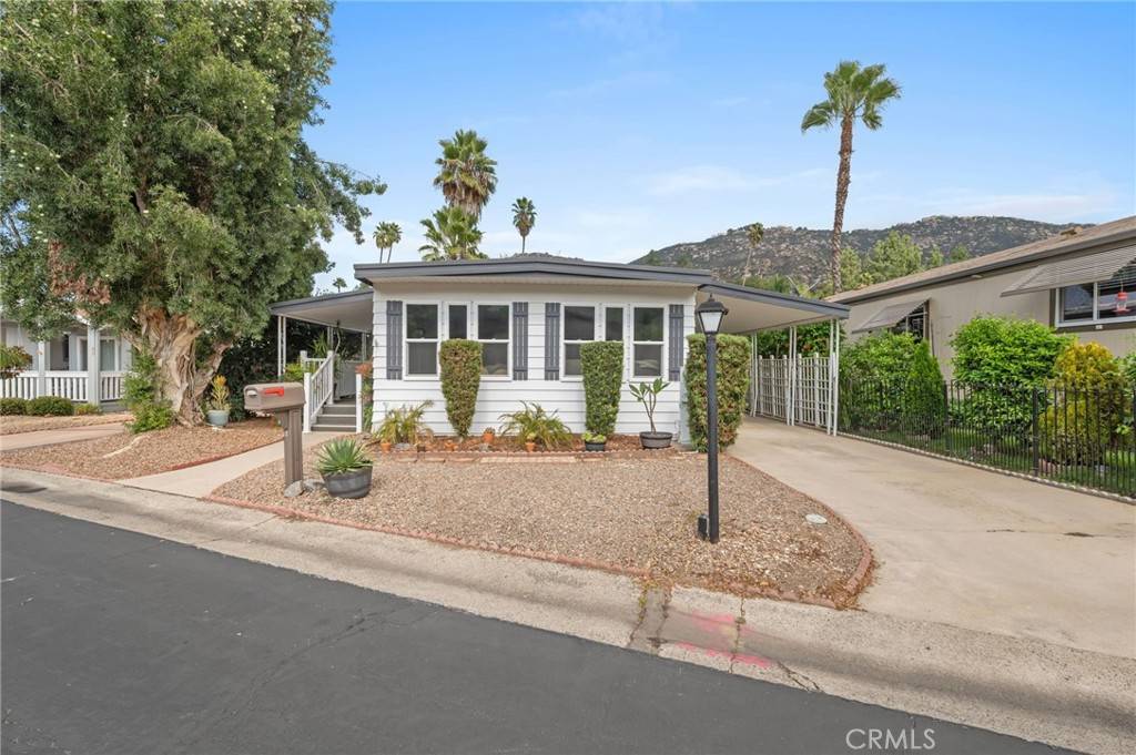 Escondido, CA 92026,8975 Lawrence Welk DR #64