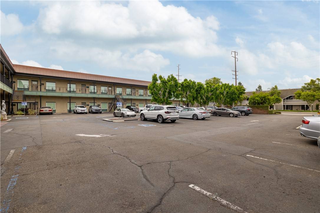Santa Ana, CA 92705,1913 E 17th ST #108