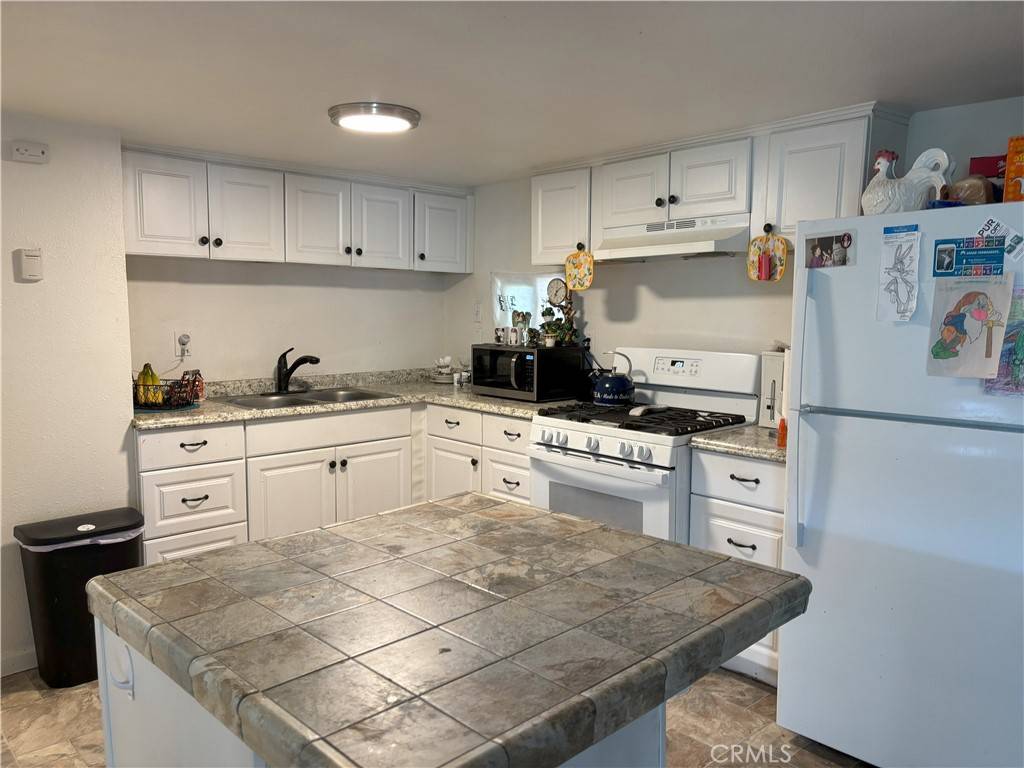 Hemet, CA 92543,260 N Lyon #95