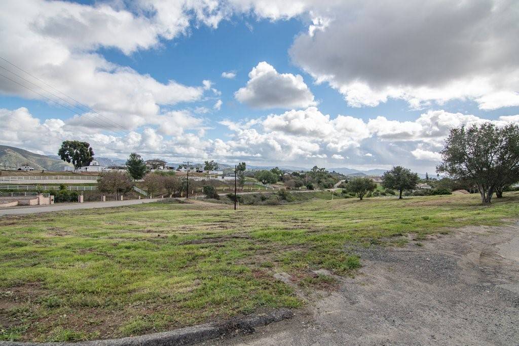 Fallbrook, CA 92028,5 Yucca RD