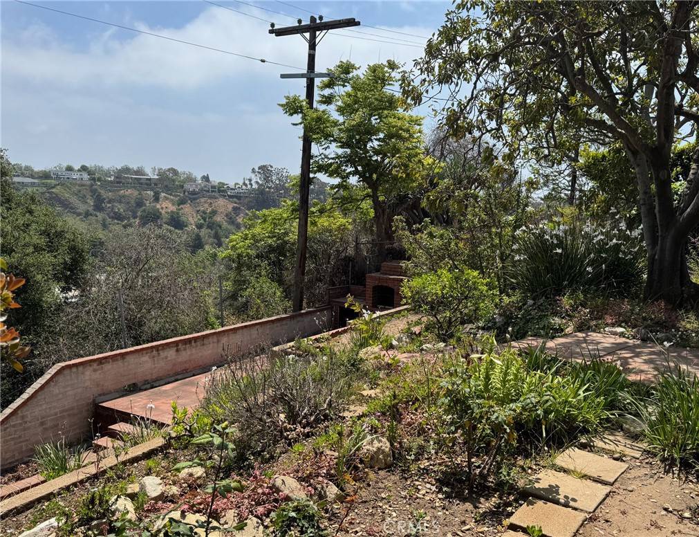 Pacific Palisades, CA 90272,932 Chautauqua BLVD