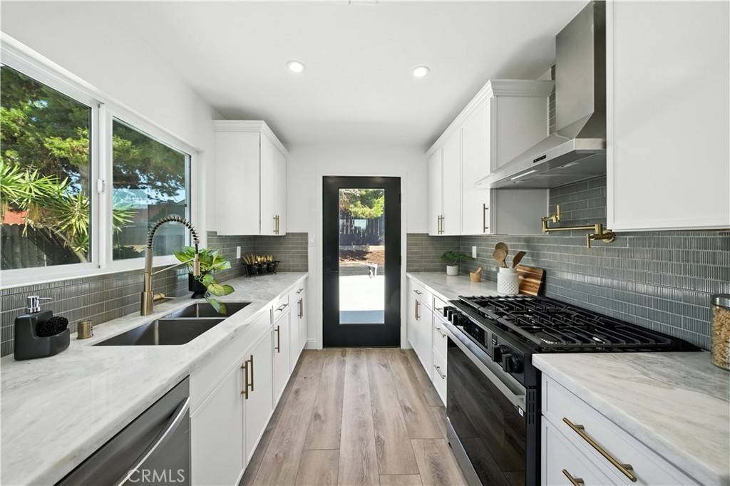 San Diego, CA 92117,5243 Tara PL
