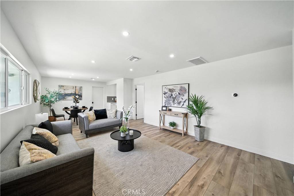 San Diego, CA 92117,5243 Tara PL