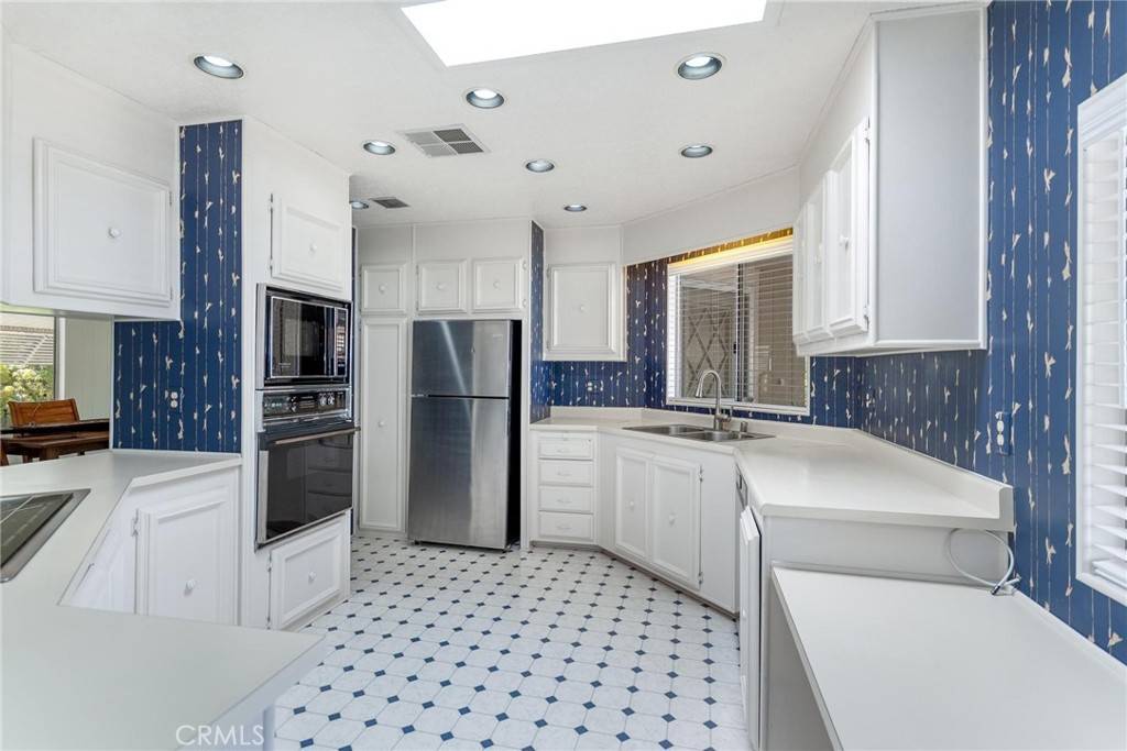 Escondido, CA 92026,8975 Lawrence Welk #217