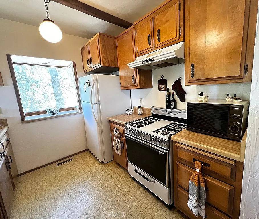 Crestline, CA 92325,1010 Jungfrau DR