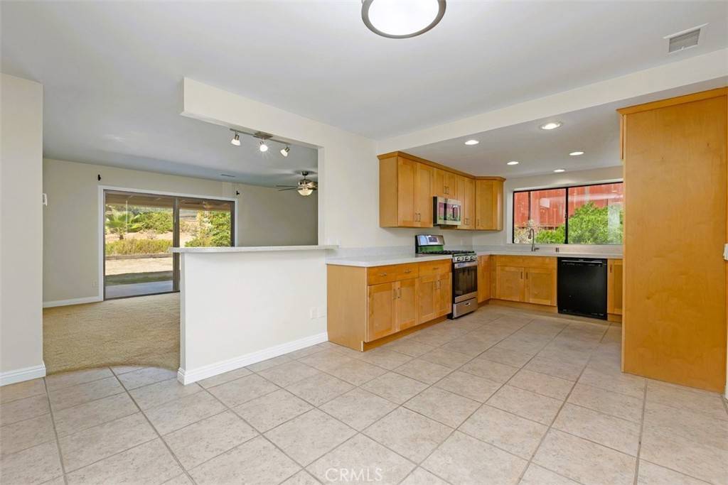 Fallbrook, CA 92028,2433 Summerhill LN