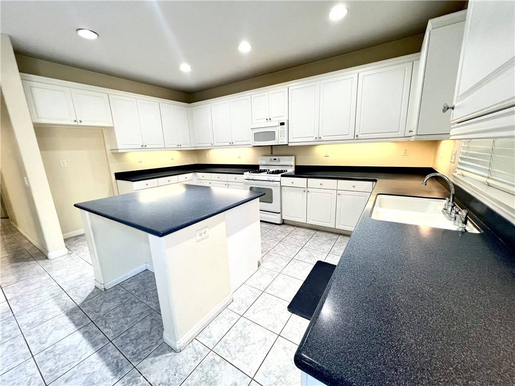 Lake Elsinore, CA 92532,32372 Whispering Willow