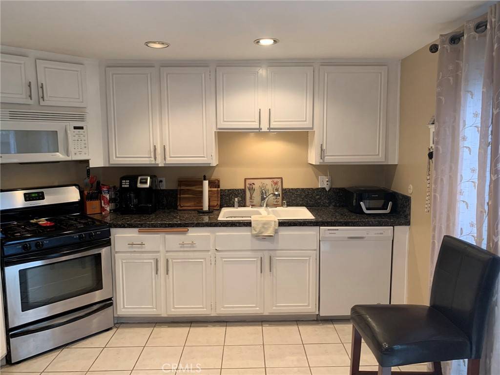 Placentia, CA 92870,1512 Canterbury CT #9