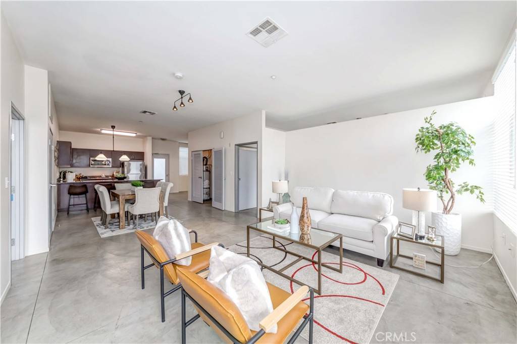 Anaheim, CA 92805,435 W Center Street Promenade #328