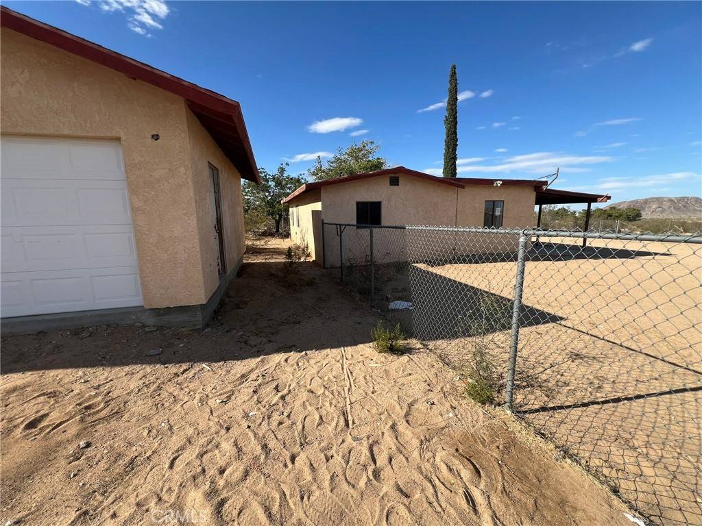 Landers, CA 92285,1567 Dakota LN