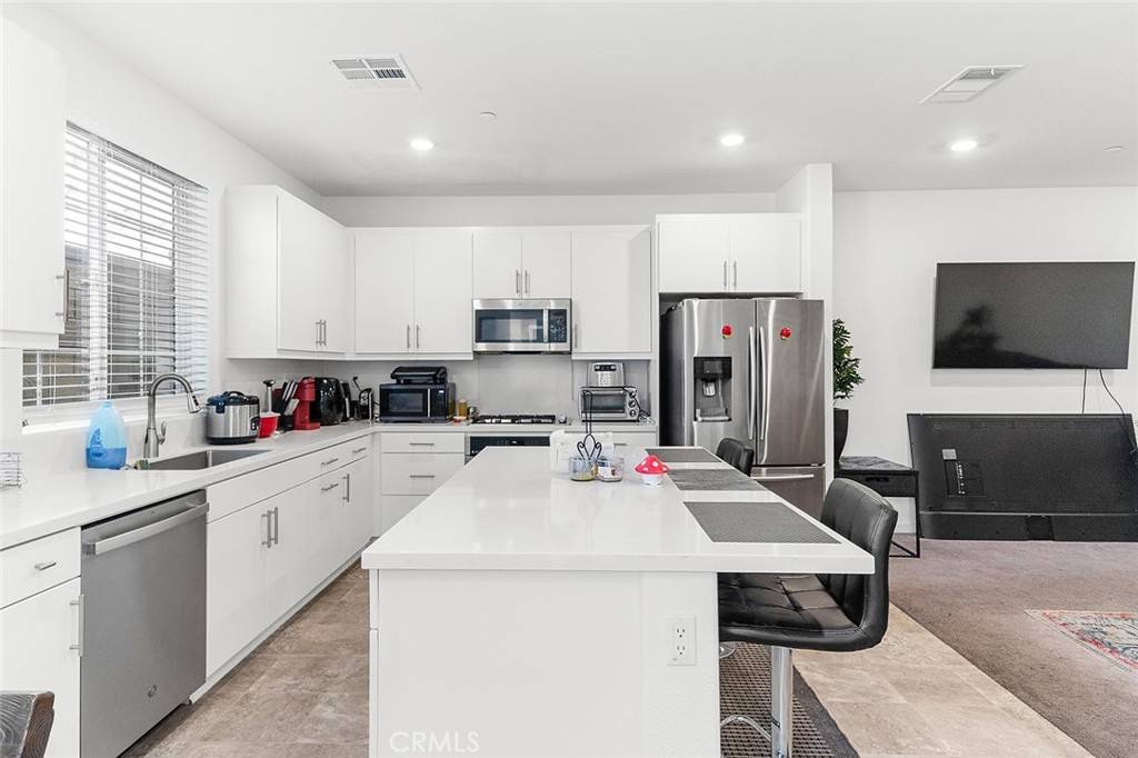 Fontana, CA 92336,16584 Poppy Seed LN