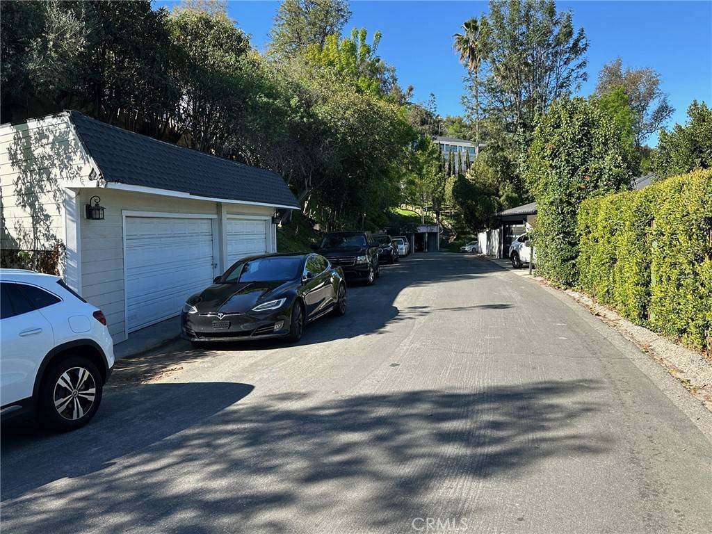 Los Angeles, CA 90068,3907 Fredonia DR