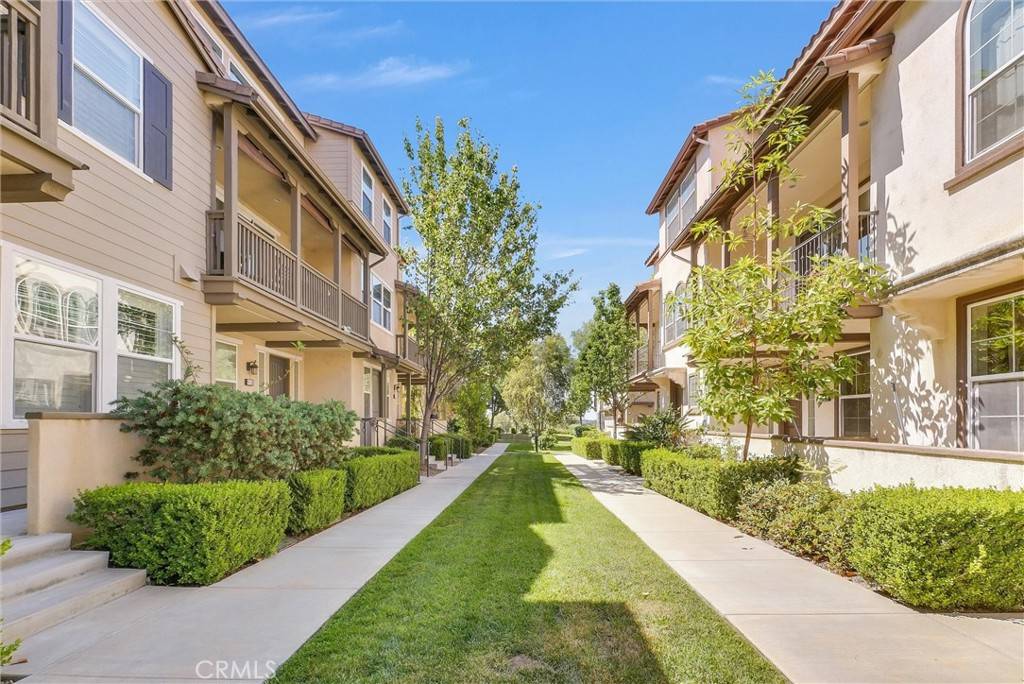 Azusa, CA 91702,908 N Botanica LN #B